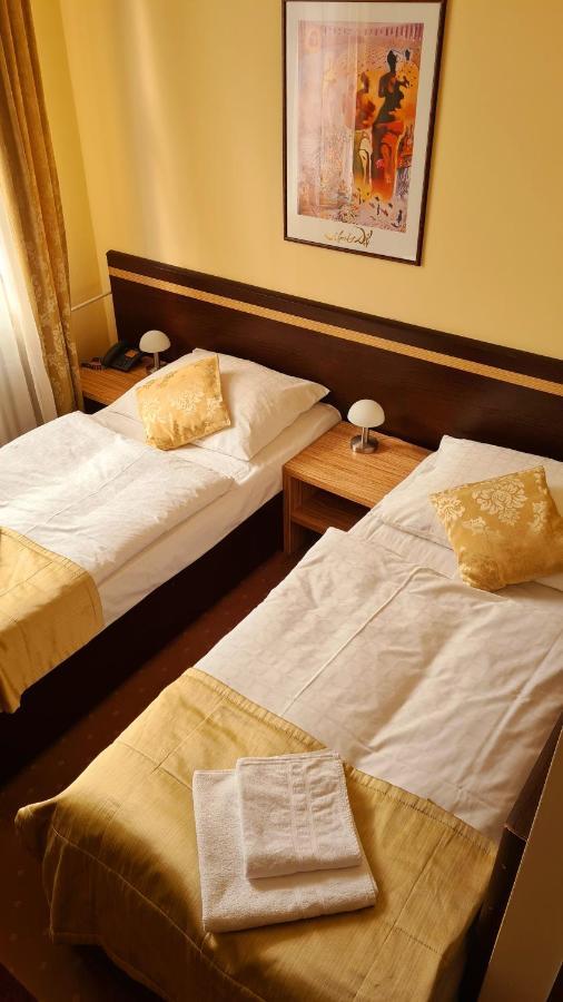 Hotel Cierny Orol Rožňava エクステリア 写真