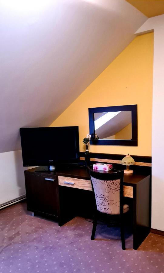 Hotel Cierny Orol Rožňava エクステリア 写真