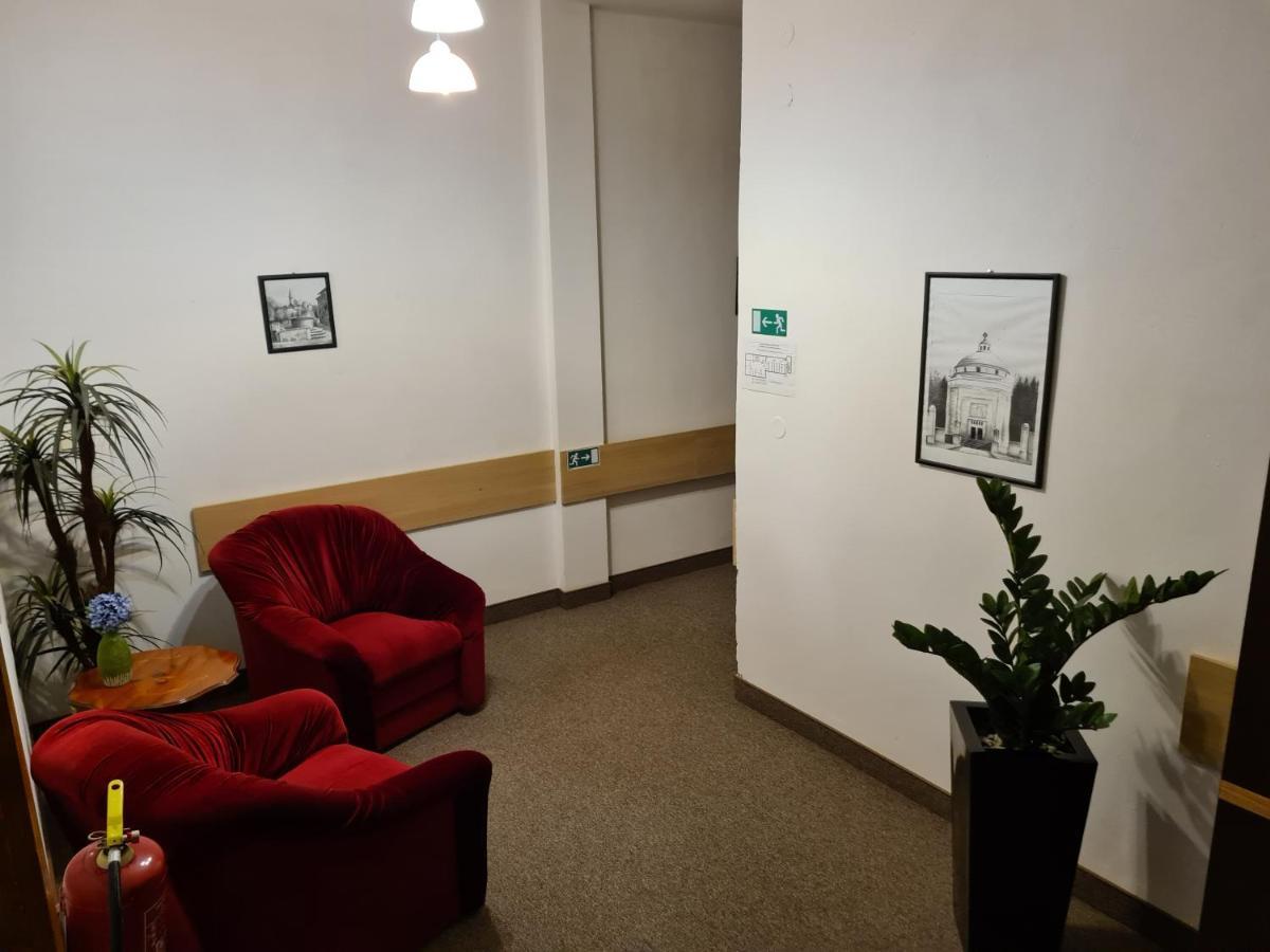 Hotel Cierny Orol Rožňava エクステリア 写真