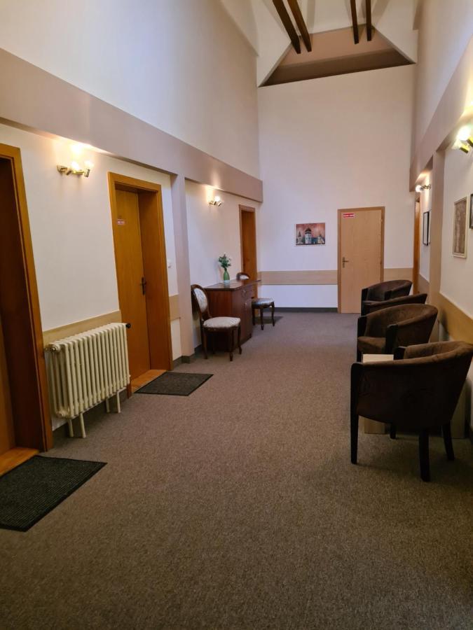 Hotel Cierny Orol Rožňava エクステリア 写真