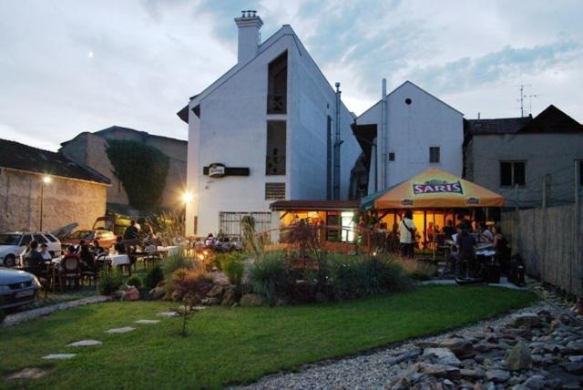 Hotel Cierny Orol Rožňava エクステリア 写真