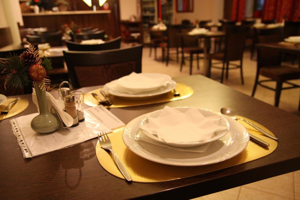 Hotel Cierny Orol Rožňava エクステリア 写真